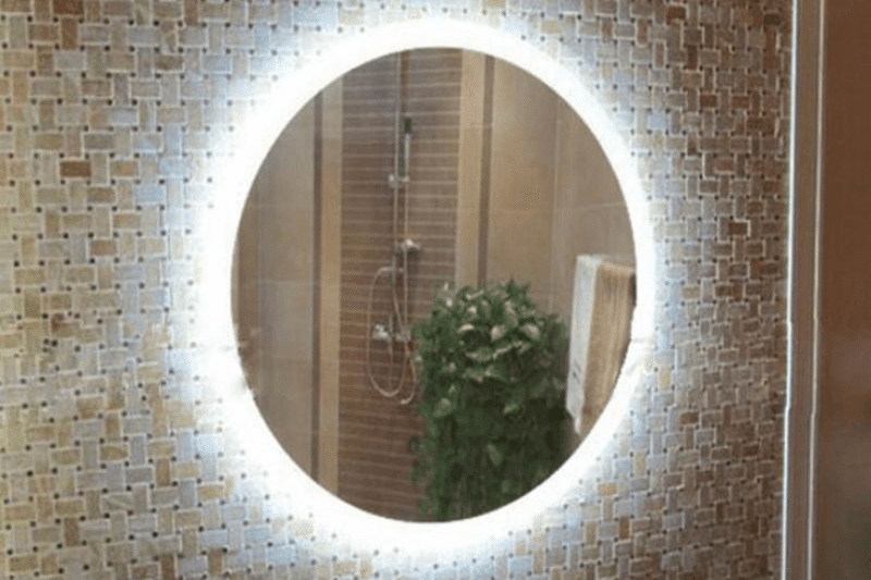 LED-Streifen am Spiegel sorgen für die Wandbeleuchtung